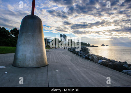 Drammatica moody cielo sopra la passeggiata sulla spiaggia di New Plymouth, Mount Taranaki, Isola del nord, Nuova Zelanda Foto Stock