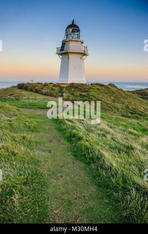 Waipapa Point Lighthouse al tramonto la Catlins, Isola del Sud, Nuova Zelanda Foto Stock