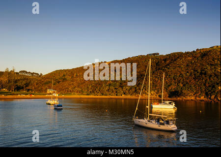 Poco barche a vela nella Baia di Matiata sull isola di Waiheke, Isola del nord, Nuova Zelanda Foto Stock