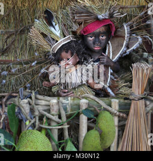 Bambino con bambola, Ibajay, Aklan, Panay Island, Filippine Foto Stock