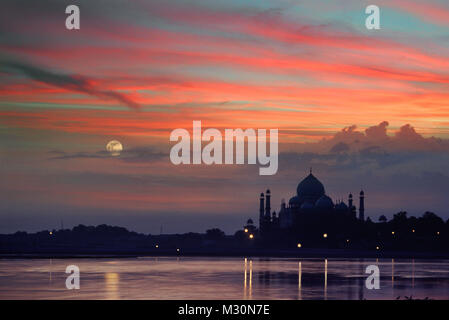 Silhouette del Taj Mahal di Agra, Uttar Pradesh, India, Asia Foto Stock