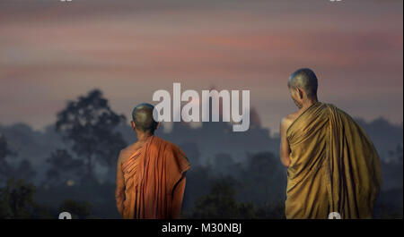 I monaci a Angkor Wat, Siem Raep, Cambogia, Asia Foto Stock