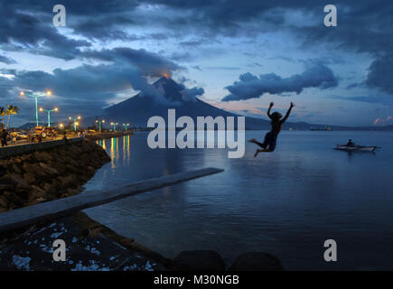 Persone che saltano in acqua, Legazpi City, isola di Luzon, Filippine, Asia Foto Stock