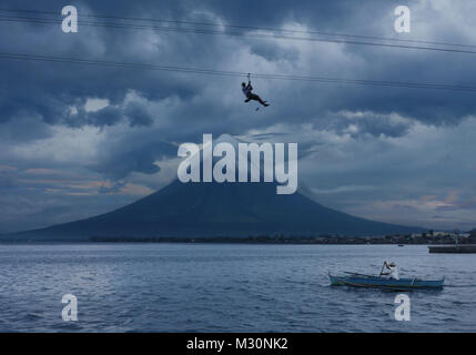 Zipline su barche da pesca, Legazpi City, isola di Luzon, Filippine, Asia Foto Stock