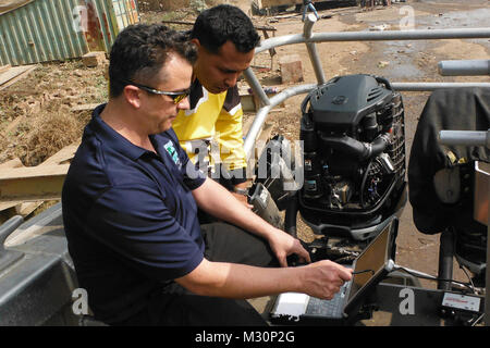 CHITTAGONG, Bangladesh (GEN. 8, 2013) Navy Chief Enginemen Jeffrey Guiso, un istruttore dal giunto interagenzie Task Force West piccole imbarcazioni Manutenzione del Team di formazione, fornisce istruzioni su fuoribordo motore marino computer diagnostica di un Bangladesh Coast Guard funzionario elettrica durante un JIATF West organizzato l'evento di formazione in Chittagong Bangladesh. (US Navy foto di Lt. Stephen Bower/RILASCIATO) 130108-N-ZZ999-145 da #PACOM Foto Stock