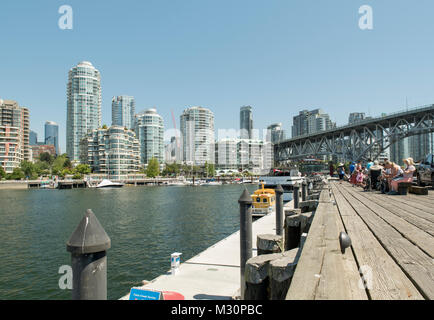 Vancouver, British Columbia, Canada. Guardando verso est attraverso False Creek a Granville Street Bridge e il centro cittadino di Granville Island. Foto Stock