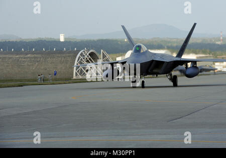 F-22A rapaci e circa 300 aviatori dal 1° Fighter Wing, Base comune Langley-Eustis, Virginia, e il 192nd Fighter Wing, Virginia Air National Guard, distribuito a Kadena Air Base, Giappone, a gennaio 14, 2013. La F-22 la distribuzione è a sostegno degli Stati Uniti Pacifico Comando di obblighi di sicurezza nel Pacifico occidentale. Il dispiegato unità esegue la formazione sotto la direzione del xviii ala. (U.S. Air Force foto/Airman 1. Classe Justin Veazie) F-22A Raptors distribuito a Kadena Air Base, Giappone da #PACOM Foto Stock