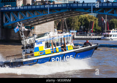 Inghilterra, Londra, Metropolitan Police barca veloce sul Fiume Tamigi Foto Stock