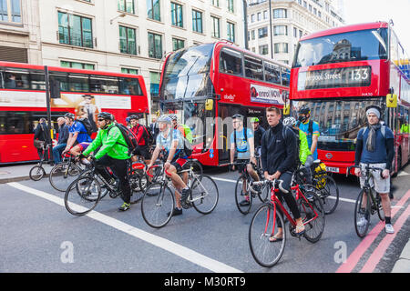 Inghilterra, London, London Bridge, ciclisti pendolari Foto Stock