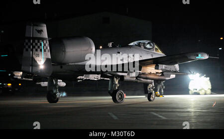 Un A-10 Thunderbolt II pilotato da Capt. C.J. Anthony, 25th Fighter Squadron A-10 pilota, taxi giù la pista durante il Beverly mezzanotte 14-02 a Osan Air Base, Repubblica di Corea, il 10 febbraio, 2014. Anthony è stato uno dei quattro A-10 i piloti che hanno volato come parte della prima sortita di BM 14-02. (U.S. Air Force foto/Senior Airman Siuta B. Ika) A-10 pilota, taxi giù la pista durante il Beverly mezzanotte 14-02 da #PACOM Foto Stock