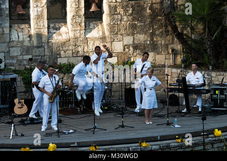 140519-N-HG258-094 San Antonio, Texas (19 maggio 2014) La banda della marina di incrociatori eseguire durante un concerto pomeridiano presso l'Arneson River Theatre sul lungofiume di San Antonio, Texas. Gli Stati Uniti La banda della marina incrociatori, basato a Washington e guidato dal Senior Chief Musician Leon Alexander, è attualmente su un 12-tour di un giorno di Texas. Una delle band di responsabilità primarie, tour nazionali di aumentare la consapevolezza della marina in luoghi che non vedi la Marina lavorare su una base regolare. (U.S. Navy foto di MUC Stephen Hassay/RILASCIATO) 140519-N-HG258-094 dalla Marina degli Stati Uniti Band Foto Stock