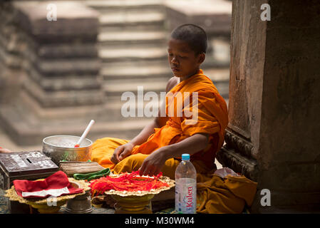 La Cambogia Siem Raep, Angkor Vat, giovane monaco Foto Stock