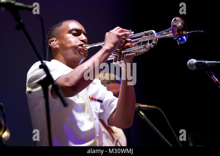 NEW Braunfels, Texas (20 maggio 2014) musicista di prima classe David Smith, da Hyattsville, Md., esegue a Brauntex Performing Arts Theater con gli Stati Uniti Navy incrociatori Band di New Braunfels, nel Texas. Gli Stati Uniti La banda della marina militare, con sede a Washington, è attualmente su un 12-tour di un giorno di Texas. (U.S. Navy foto di Chief Musician Adam Grimm/RILASCIATO) 140520-N-LC494-137 dalla Marina degli Stati Uniti Band Foto Stock