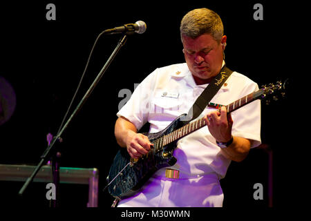 NEW Braunfels, Texas (20 maggio 2014) Chief Musician Kenny Carr, da Santa Cruz, in California, esegue a Brauntex Performing Arts Theater con gli Stati Uniti Navy incrociatori Band di New Braunfels, nel Texas. Gli Stati Uniti La banda della marina militare, con sede a Washington, è attualmente su un 12-tour di un giorno di Texas. (U.S. Navy foto di Chief Musician Adam Grimm/RILASCIATO) 140520-N-LC494-266 dalla Marina degli Stati Uniti Band Foto Stock