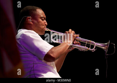 NEW Braunfels, Texas (20 maggio 2014) musicista di prima classe David Smith, da Hyattsville, Md., esegue a Brauntex Performing Arts Theater con gli Stati Uniti Navy incrociatori Band di New Braunfels, nel Texas. Gli Stati Uniti La banda della marina militare, con sede a Washington, è attualmente su un 12-tour di un giorno di Texas. (U.S. Navy foto di Chief Musician Adam Grimm/RILASCIATO) 140520-N-LC494-338 dalla Marina degli Stati Uniti Band Foto Stock