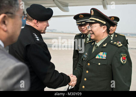 Gen. Martin E. Dempsey, noi presidente del Comune di capi di Stato Maggiore, viene accolto da Lt Gen Wang Guanzhong, Vice Capo del personale di PLA, dopo il suo arrivo a Pechino, Cina, Apr 20, 2013. DOD foto di D. Myles Cullen Comune di capi di Stato Maggiore ha salutato dal Vice Capo del personale di PLA da #PACOM Foto Stock