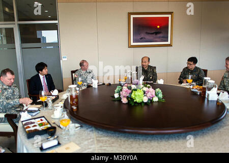 Gen. Martin E. Dempsey, noi presidente del Comune di capi di Stato Maggiore, S. Gen coreana Jung, ROK presidente del Comune di capi di Stato Maggiore, noi Gen James Thurman, comandante delle forze USA in Corea, si incontrano per discutere di US-ROK i rapporti e le tensioni nella penisola a Seul, Corea del Sud, Apr 20, 2013. DOD foto di D. Myles Cullen noi presidente del Joint Chiefs di Staff & ROK presidente del Comune di capi di Stato Maggiore da #PACOM Foto Stock