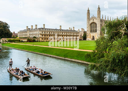 Cambridge, Regno Unito - Agosto 2017. King's College e King's College Chapel vista dal dorso con il fiume Cam passante e 2 barche punting con t Foto Stock