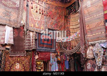 Un vecchio turco tradizionale negozio di tappeti in Cappadocia, goreme,in Turchia Foto Stock