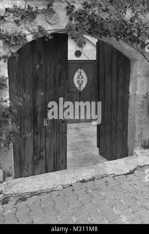 Una vecchia porta in legno dalla Cappadocia in turchia. Foto Stock