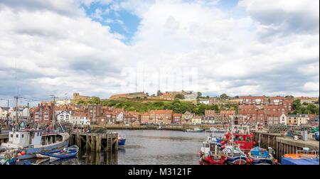 Whitby: Newquay Harbour e il fiume Esk. Foto Stock