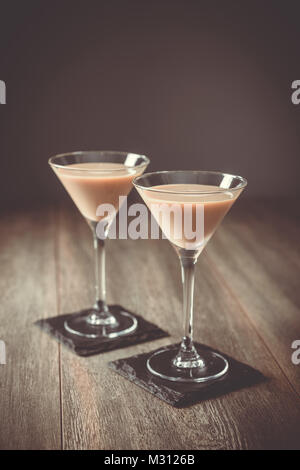 Due bicchieri di liquore Irish cream Foto Stock