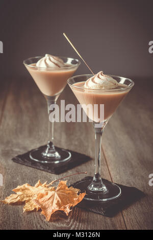 Due Irish cream liquori con sparkler pronto per essere acceso Foto Stock