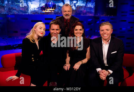 Host Graham Norton (retro) con (da sinistra a destra)Saoirse Ronan, Eric McCormack, Debra Messing e Rob Beckett durante le riprese del Graham Norton Show at The London Studios, che sarà in onda su BBC One il venerdì. Foto Stock