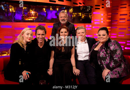 Host Graham Norton con (da sinistra a destra) Saoirse Ronan, Eric McCormack, Debra Messing, Rob Beckett e Keala assestarsi durante le riprese del Graham Norton Show at The London Studios, che sarà in onda su BBC One il venerdì. Foto Stock