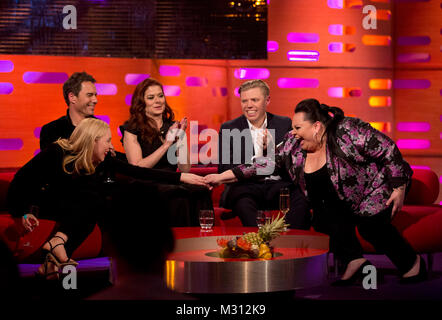 (Da sinistra a destra) Saoirse Ronan, Eric McCormack, Debra Messing, Rob Beckett e Keala assestarsi durante le riprese del Graham Norton Show at The London Studios, che sarà in onda su BBC One il venerdì. Foto Stock