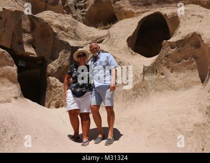 I turisti che visitano il monastero di Selime in Cappadocia, che è uno dei più grandi edifici religiosi in Cappadocia Foto Stock