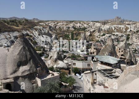 Guardando verso il basso sulla Camini di Fata ,tipiche formazioni geologiche della Cappadocia, goreme ,scavato da persone e utilizzati come case e chiese Foto Stock