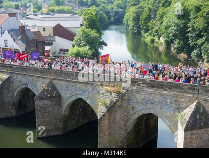 Durham minatori parata di Gala attraversando ponte Elvet in Durham. Regno Unito Foto Stock