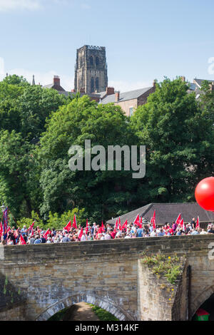 Durham minatori parata di Gala attraversando ponte Elvet con cattedrale in background. Durham. Regno Unito Foto Stock