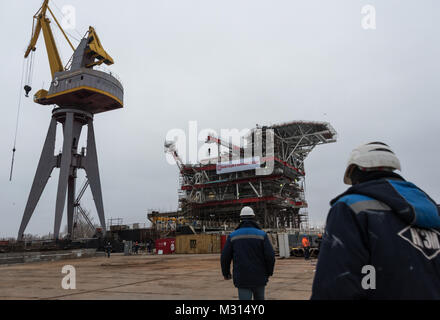 Costruzione e montaggio del lato superiore della piattaforma della testa del pozzo per la fase 2 di Yury Korchagin oil rig campo progetto di sviluppo Foto Stock