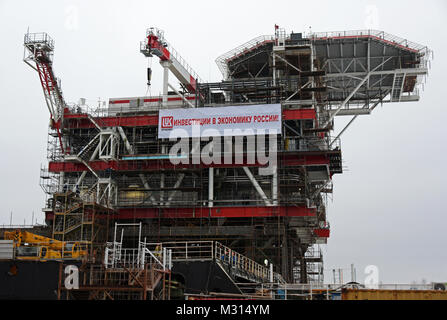 Costruzione e montaggio del lato superiore della piattaforma della testa del pozzo per la fase 2 di Yury Korchagin oil rig campo progetto di sviluppo Foto Stock