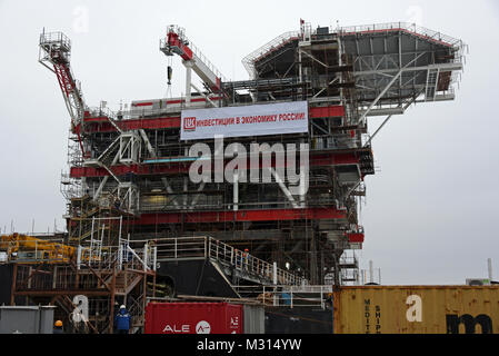 Costruzione e montaggio del lato superiore della piattaforma della testa del pozzo per la fase 2 di Yury Korchagin oil rig campo progetto di sviluppo Foto Stock