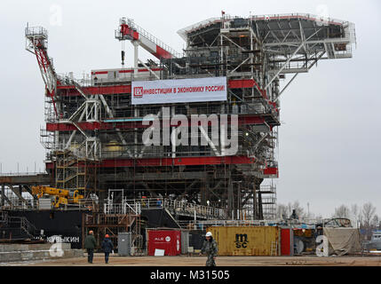 Costruzione e montaggio del lato superiore della piattaforma della testa del pozzo per la fase 2 di Yury Korchagin oil rig campo progetto di sviluppo Foto Stock