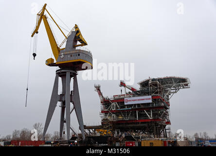 Costruzione e montaggio del lato superiore della piattaforma della testa del pozzo per la fase 2 di Yury Korchagin oil rig campo progetto di sviluppo Foto Stock