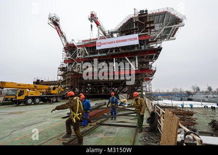 Costruzione e montaggio del lato superiore della piattaforma della testa del pozzo per la fase 2 di Yury Korchagin oil rig campo progetto di sviluppo Foto Stock