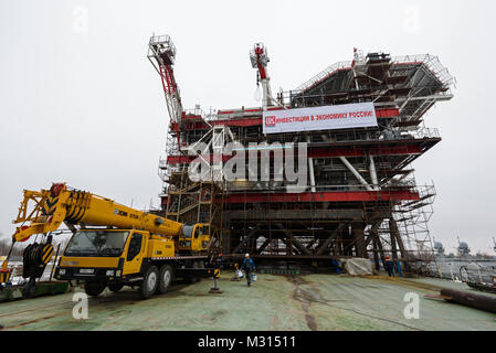 Costruzione e montaggio del lato superiore della piattaforma della testa del pozzo per la fase 2 di Yury Korchagin oil rig campo progetto di sviluppo Foto Stock