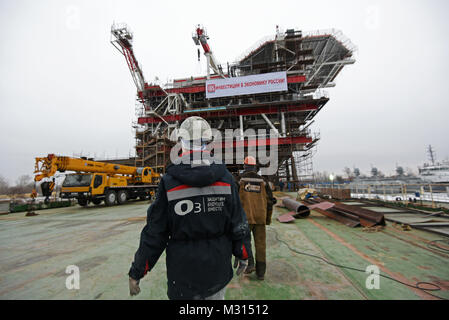 Costruzione e montaggio del lato superiore della piattaforma della testa del pozzo per la fase 2 di Yury Korchagin oil rig campo progetto di sviluppo Foto Stock