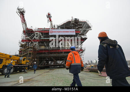 Costruzione e montaggio del lato superiore della piattaforma della testa del pozzo per la fase 2 di Yury Korchagin oil rig campo progetto di sviluppo Foto Stock