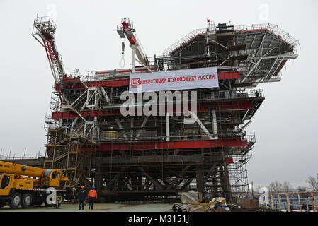 Costruzione e montaggio del lato superiore della piattaforma della testa del pozzo per la fase 2 di Yury Korchagin oil rig campo progetto di sviluppo Foto Stock