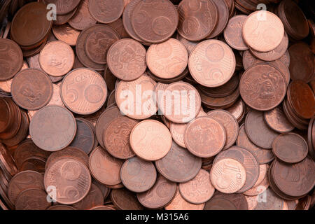 Molti cinque due e un centesimo di euro monete di rame sfondo Foto Stock