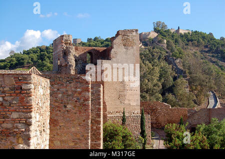 Monte Gibralfaro (Monte de Gibralfaro) fotografato da Alcazaba - Malaga, Andalusia, Spagna Foto Stock