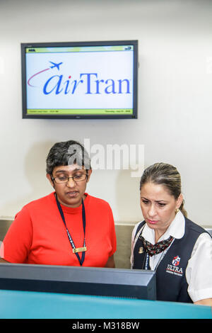 Miami Florida,mia,Miami International Airport,AirTran,biglietteria,agente,lavoro,lavoro,dipendenti lavoratori dipendenti staff,ispanica donna asiatica wome Foto Stock