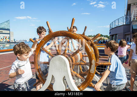 Baltimore Maryland, Inner Harbour, porto, fiume Patapsco, porto, lungomare, USS Constellation Historic Ships Museum, ragazzi maschi bambini guida wh Foto Stock