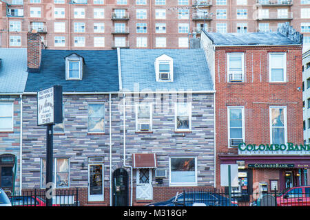 Baltimore Maryland,Little Italy Neighborhood,ROW House,Brick,Formstone,uso misto,Colombo Bank,banking,contrasto,grattacielo alto grattacielo grattacieli buildi Foto Stock