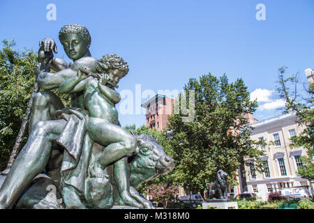 Baltimora, Maryland, Mount Mt. Vernon - distretto storico, quartiere, parco, bronzo, giardino di scultura, Antoine Louis Barye, albero, edificio, MD100702018 Foto Stock